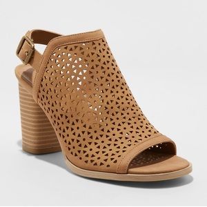 Universal Thread Milliana Cut Out Heeled Pumps